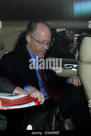 Directeur général de la BBC George Entwistle quatre feuilles Millbank sur son chemin d'assister à une session du comité spécial d'examiner le rôle de la BBC Jimmy Savile dans le scandale. Londres, Angleterre - 23.10.12 avec : Directeur général de la BBC George Entwistle Où : London, Royaume-Uni Quand : 23 Oct 2012 Banque D'Images