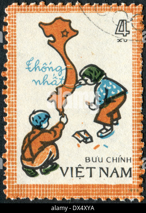 VIETNAM - circa 1977 : timbre-poste imprimé au Vietnam, montre des enfants dimensions plan de unified Vietnam, vers 1977 Banque D'Images