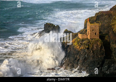 La mine de la Couronne inférieure à Botallack à Cornwall capturé sur un après-midi orageux Banque D'Images