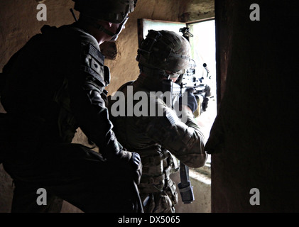 Les soldats de l'Armée US avec la 101e Division aéroportée incendie retour à partir d'une fenêtre au cours d'un échange de feu avec les Talibans, le 29 mars 2011 dans la vallée d'Barawala Kalet, dans la province de Kunar en Afghanistan. Banque D'Images