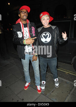 Finalistes de X Factor Siméon Nixon et Charlotte Rundle de MK1 laissant Mahiki Club après la célébration de l'anniversaire de Rylan Clark. Londres, Angleterre - 24.10.12 Où : London, Royaume-Uni Quand : 25 Oct 2012.com Banque D'Images