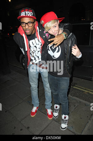 Finalistes de X Factor Siméon Nixon et Charlotte Rundle de MK1 laissant Mahiki Club après la célébration de l'anniversaire de Rylan Clark. Londres, Angleterre - 24.10.12 Où : London, Royaume-Uni Quand : 25 Oct 2012.com Banque D'Images