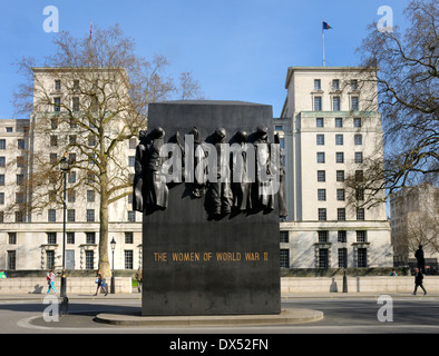 Londres, Angleterre, Royaume-Uni. Les femmes de World War II Memorial (2005) ; John Mills dans Whitehall Banque D'Images