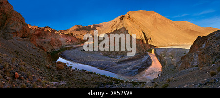 La rivière coupe Ziz son chemin à travers une gorge dans les montagnes de l'Atlas près du Tunnel Legionaires, Maroc Banque D'Images