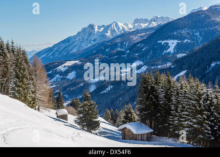Paysage d'hiver, vallée Lesachtal, derrière les Alpes Carniques, Carinthie, Autriche Banque D'Images