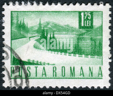 Roumanie - circa 1968 : timbre-poste imprimé en Roumanie montre l'autoroute, vers 1968 Banque D'Images