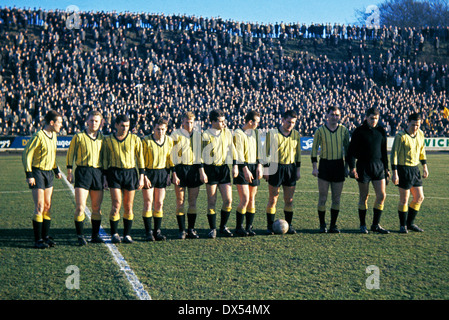 Regionalliga West, football, stade, 1963/1964 suis Uhlenkrug, ETB Schwarz Weiss Essen contre Alemannia Aachen 1:9, volée victoire pour l'équipe de Aix-la-Chapelle, shot de Aix-la-Chapelle avec keeper Gerhard Prokop (10.f.l.), Josef Zartenaer, Werner Nievelstein (5.f.l.), Theodo Banque D'Images