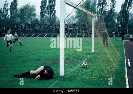 Football, Ouest Regionalliga, 1963/1964, Jahn Stadium, le VfB Bottrop et Duisburg 48/99 6:0, keeper Hermann Ross (Duisburg), battu dans le match Guenter Mahl (VfB) ont obtenu cinq des six objectifs Banque D'Images