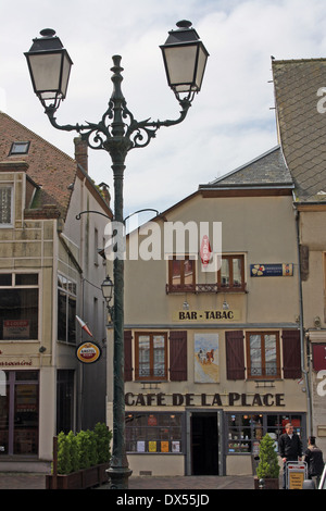 Cafe de la place, face à l'église de St Jacques à Illiers Combray, France Banque D'Images