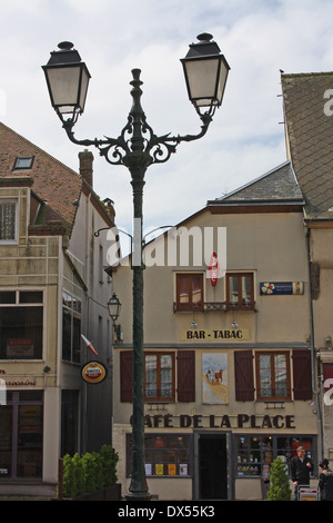 Cafe de la place, face à l'église de St Jacques à Illiers Combray, France Banque D'Images