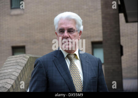 Londres, Royaume-Uni. 18 Mar, 2014. Max Clifford arrive à Southwark Crown Court comme à son procès le 11 accusations de pudeur continuesl London 18/03/2014 Credit : JOHNNY ARMSTEAD/Alamy Live News Banque D'Images