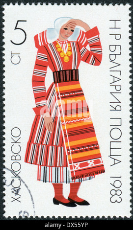 Bulgarie - circa 1983 : timbre-poste imprimé en Bulgarie, montre les vêtements traditionnels des femmes dans la région de Khaskovo, vers 1983 Banque D'Images