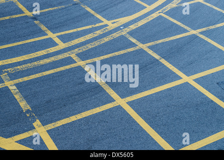 Signalisation - Double lignes jaunes Banque D'Images