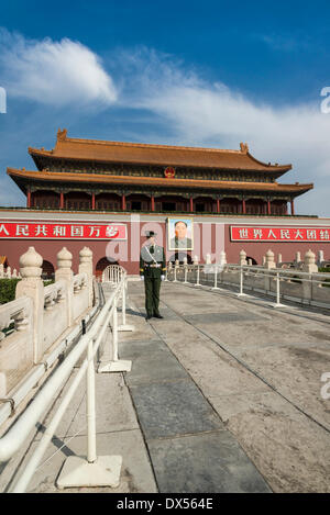 Policier debout devant une photo de Mao à l'entrée de la Cité Interdite, Le Palais Impérial, Pékin, Chine Banque D'Images