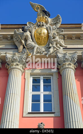 Aigle prussien avec une couronne au-dessus de la porte principale de la ville de Potsdam, Palais reconstruit Potsdamer Bruhl, siège de l'état Banque D'Images