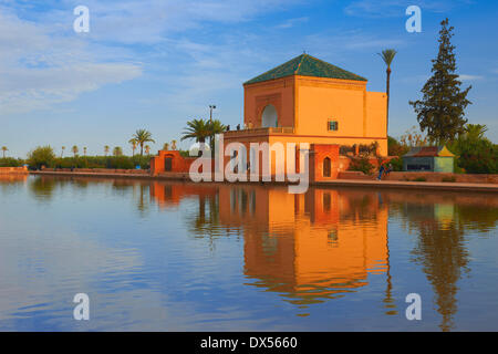 Saadier Palace, dans la lumière du soir, les jardins de la Menara, Marrakech, Maroc Banque D'Images