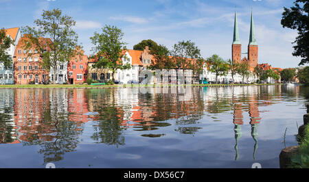 Cathédrale reflètent dans la rivière Stadttrave, Lübeck, Schleswig-Holstein, Allemagne Banque D'Images