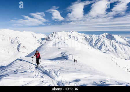 Randonneur Ski sur la crête du sommet de l'Stotz à Kurzras dans l', derrière le Grawand Schnalstal, Tyrol du Sud, Italie Banque D'Images