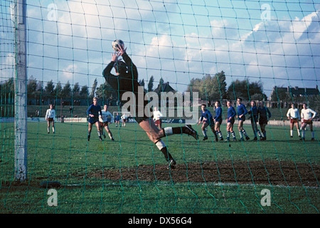 Regionalliga West, football, stade am Suedpark 1964/1965, Gelsenkirchen, l'Eintracht Gelsenkirchen contre TSV Marl Huels 1:0, keeper Manfred Gudasch enregistre un coup franc, derrière le mur de joueurs Huels Marl Banque D'Images