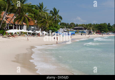 Les touristes sur la plage, Chaweng Beach, Ko Samui, Thaïlande Banque D'Images