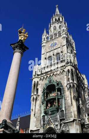 Tour de ville avec Glockenspiel, nouvel hôtel de ville, la colonne mariale, Marienplatz, Munich, Haute-Bavière, Bavière, Allemagne Banque D'Images