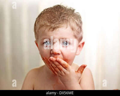 Tout-petit avec une sauce-enduite face Banque D'Images