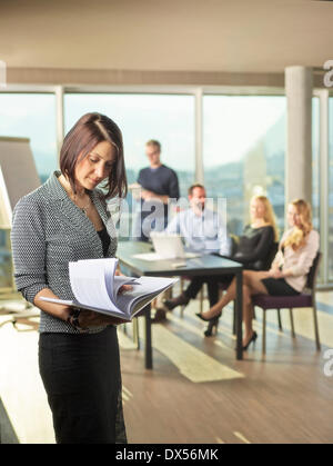 L'entraîneur d'affaires au cours d'une séance de formation de manager Banque D'Images