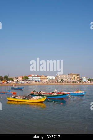 Des bateaux de pêche, plage, hôtels, Caorle, Province de Venise, Italie Banque D'Images