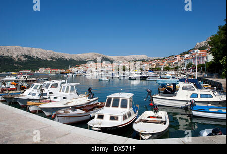 Paysage urbain, bateaux dans le port, Baška, golfe de Kvarner, île de Krk, Croatie Banque D'Images