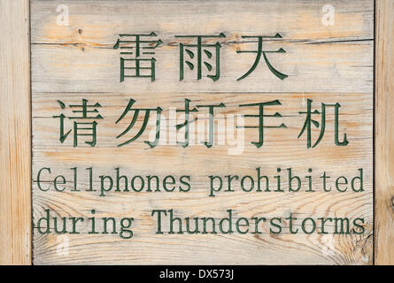 Signe, avec l'écriture en chinois et en anglais "cellphones interdit pendant les orages', Beijing, Chine Banque D'Images