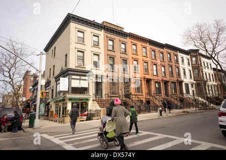 Des scènes de rue dans la famille, à la mode du quartier de Park Slope à Brooklyn à New York Banque D'Images