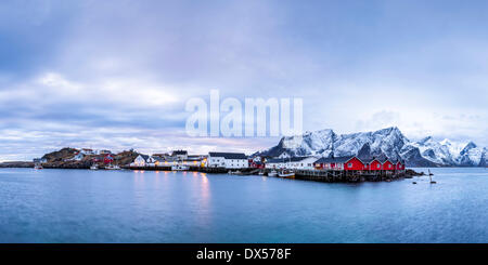 Heure Bleue, crépuscule, sur la côte près de Reine, Moskenesøy, Moskenes, Lofoten, Norvège Banque D'Images