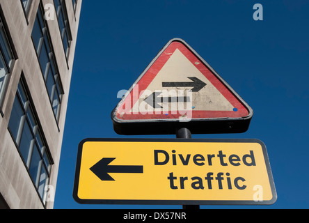 La signalisation routière indiquant une rue à double sens de l'avant et de l'orientation pour détourner la circulation, Londres, Angleterre Banque D'Images