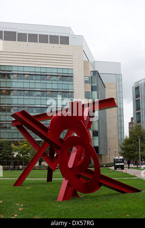 Sculpture métal rouge par l'artiste Mark di Suvero au MIT à Boston, États-Unis Banque D'Images