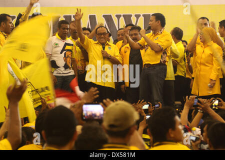 Jakarta, Indonésie, Jakarta. 18 Mar, 2014. Président du parti Golkar, Aburizal Bakrie a.k.a ARB qui est présente à la présidence de l'parti Golkar lors d'une campagne législative tour à Jakarta. 18 mars, 2014. L'Indonésie, le plus grand pays à majorité musulmane avec 250 millions de personnes, tiendra des sondages législatives en avril et d'élire un nouveau président en juillet, avec quelque 180 millions d'électeurs admissibles à prendre part. Jefri Bélier/Zuma Wire Crédit : Jeff Bélier/ZUMAPRESS.com/Alamy Live News Banque D'Images