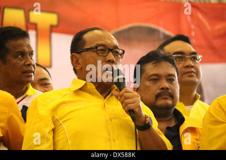 Jakarta, Indonésie, Jakarta. 18 Mar, 2014. Président du parti Golkar, Aburizal Bakrie a.k.a ARB qui est présente à la présidence de l'parti Golkar lors d'une campagne législative tour à Jakarta. 18 mars, 2014. L'Indonésie, le plus grand pays à majorité musulmane avec 250 millions de personnes, tiendra des sondages législatives en avril et d'élire un nouveau président en juillet, avec quelque 180 millions d'électeurs admissibles à prendre part. Jefri Bélier/Zuma Wire Crédit : Jeff Bélier/ZUMAPRESS.com/Alamy Live News Banque D'Images