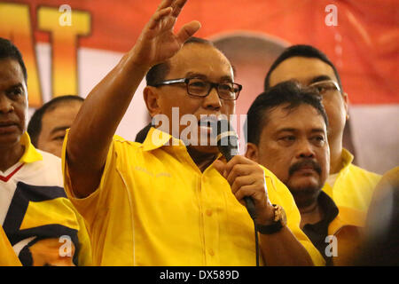 Jakarta, Indonésie, Jakarta. 18 Mar, 2014. Président du parti Golkar, Aburizal Bakrie a.k.a ARB qui est présente à la présidence de l'parti Golkar lors d'une campagne législative tour à Jakarta. 18 mars, 2014. L'Indonésie, le plus grand pays à majorité musulmane avec 250 millions de personnes, tiendra des sondages législatives en avril et d'élire un nouveau président en juillet, avec quelque 180 millions d'électeurs admissibles à prendre part. Jefri Bélier/Zuma Wire Crédit : Jeff Bélier/ZUMAPRESS.com/Alamy Live News Banque D'Images