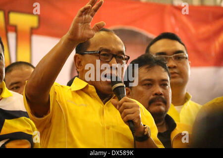 Jakarta, Indonésie, Jakarta. 18 Mar, 2014. Président du parti Golkar, Aburizal Bakrie a.k.a ARB qui est présente à la présidence de l'parti Golkar lors d'une campagne législative tour à Jakarta. 18 mars, 2014. L'Indonésie, le plus grand pays à majorité musulmane avec 250 millions de personnes, tiendra des sondages législatives en avril et d'élire un nouveau président en juillet, avec quelque 180 millions d'électeurs admissibles à prendre part. Jefri Bélier/Zuma Wire Crédit : Jeff Bélier/ZUMAPRESS.com/Alamy Live News Banque D'Images