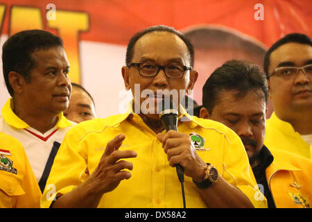 Jakarta, Indonésie, Jakarta. 18 Mar, 2014. Président du parti Golkar, Aburizal Bakrie a.k.a ARB qui est présente à la présidence de l'parti Golkar lors d'une campagne législative tour à Jakarta. 18 mars, 2014. L'Indonésie, le plus grand pays à majorité musulmane avec 250 millions de personnes, tiendra des sondages législatives en avril et d'élire un nouveau président en juillet, avec quelque 180 millions d'électeurs admissibles à prendre part. Jefri Bélier/Zuma Wire Crédit : Jeff Bélier/ZUMAPRESS.com/Alamy Live News Banque D'Images