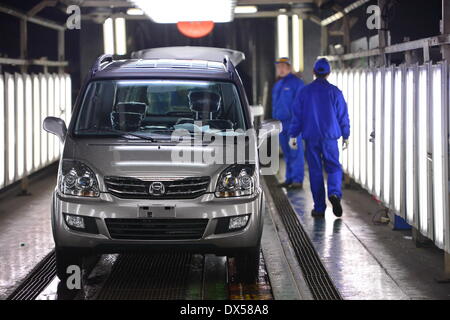 Nanchang, Chine. 18 mars 2014. Un 'Beidouxing X5' sort de la chaîne d'assemblage à Changhe Automobile Co. dans l'est de la Chine, la Province du Jiangxi, le 12 mars 2014. En 2013, Beijing Automotive Group (BAIC), le cinquième plus grand fabricant automobile par les ventes, ont signé un accord de payer environ 80 millions de yuans (13 millions de dollars américains) pour une personne de 70  % des parts de Changhe Auto. Le constructeur automobile à base de Jiangxi compte étendre sa capacité de production à 180 000 unités en 2014, l'augmentation de 60 pour cent sur un an. © Xinhua/Alamy Live News Banque D'Images