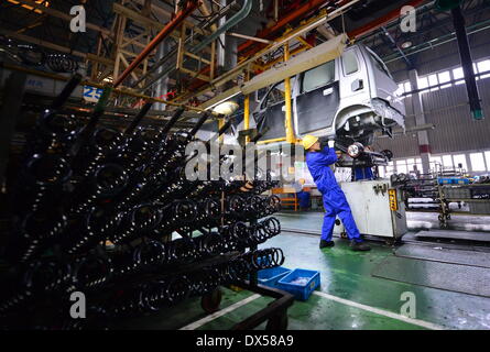 Nanchang, Chine. 18 mars 2014. Un travailleur travaille sur une chaîne de montage de Changhe Automobile Co. dans l'est de la Chine, la Province du Jiangxi, le 12 mars 2014. En 2013, Beijing Automotive Group (BAIC), le cinquième plus grand fabricant automobile par les ventes, ont signé un accord de payer environ 80 millions de yuans (13 millions de dollars américains) pour une personne de 70  % des parts de Changhe Auto. Le constructeur automobile à base de Jiangxi compte étendre sa capacité de production à 180 000 unités en 2014, l'augmentation de 60 pour cent sur un an. © Xinhua/Alamy Live News Banque D'Images