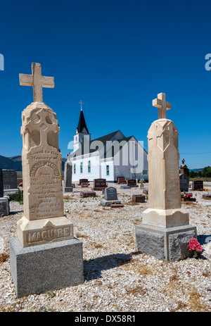 Pierres tombales au cimetière de St John the Evangelist Catholic Church of North Boulder Valley, près de Boulder, Montana, USA Banque D'Images