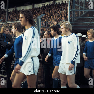 Football, Bundesliga, 1973/1974, stade de la Ruhr, Bochum contre le FC Schalke 04 2:5, l'exécution des équipes, f.l.t.r. Ruediger Abramczik (S04), Heinz-Werner Eggeling (VfL), Klaus Beverungen (S04), Franz-Josef Laufer (VfL), Juergen Sobieray (S04) Banque D'Images