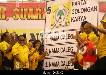 Jakarta, Indonésie, Jakarta. 18 Mar, 2014. Président du parti Golkar, Aburizal Bakrie a.k.a ARB qui est présente à la présidence de l'parti Golkar lors d'une campagne législative tour à Jakarta. 18 mars, 2014. L'Indonésie, le plus grand pays à majorité musulmane avec 250 millions de personnes, tiendra des sondages législatives en avril et d'élire un nouveau président en juillet, avec quelque 180 millions d'électeurs admissibles à prendre part. Jefri Bélier/Zuma Wire Crédit : Jeff Bélier/ZUMAPRESS.com/Alamy Live News Banque D'Images