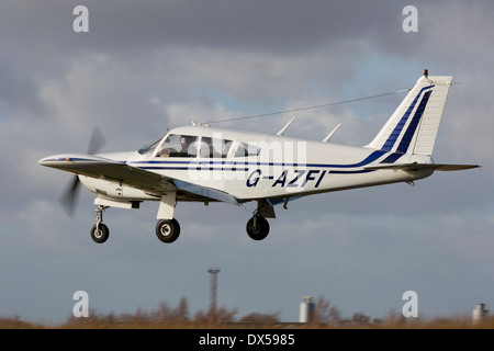 Piper PA-28R-200 Arrow Cherokee G-AZFI atterrissage à l'Aérodrome de Sandtoft Banque D'Images