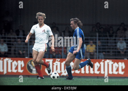 Football, Bundesliga, 1974/1975, le stade an der Castroper Strasse, VfL Bochum contre 1. FC Cologne 3:2, scène du match, gauche Herbert Hein (FC), droite Josef Kaczor (VfL) Banque D'Images