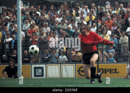 Football, Bundesliga, 1974/1975, le stade an der Castroper Strasse, VfL Bochum contre 1. FC Cologne 3:2, jetez-out par keeper Werner Scholz (VfL) Banque D'Images