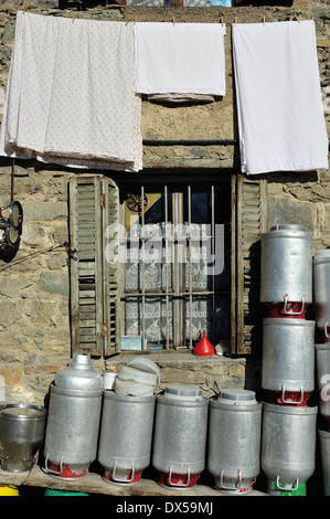 Le lait peut au soleil, en face d'une ancienne ferme traditionnelle dans les alpes situé dans la vallée de la Tarentaise Banque D'Images