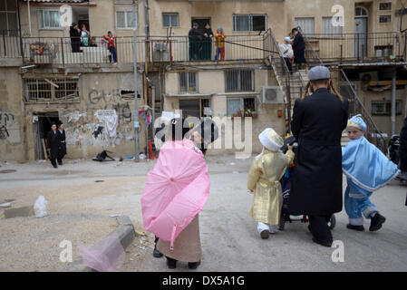 Jérusalem, Israël. Mar 17, 2014. Les juifs ultra-orthodoxes célèbrent la maison de Pourim dans l'ultra-orthodoxe Mea Shearim à Jérusalem de quartier le 17 mars 2014. La fête de Pourim commémore le sauvetage des Juifs d'un génocide dans l'ancienne Perse. Credit : Gili Yaari/NurPhoto ZUMAPRESS.com/Alamy/Live News Banque D'Images