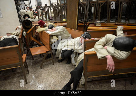 Jérusalem, Israël. Mar 17, 2014. Les hommes juifs ultra-orthodoxes sont vu ivre lors de célébrations de Pourim maison de vacances ultra-orthodoxe dans le quartier de Mea Shearim à Jérusalem le 17 mars 2014. La fête de Pourim commémore le sauvetage des Juifs d'un génocide dans l'ancienne Perse. Credit : Gili Yaari/NurPhoto ZUMAPRESS.com/Alamy/Live News Banque D'Images